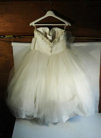 Wunderschönes Brautkleid mit Applikat. Mery`s neu Grösse 42